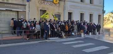 Manifestation devant Le bureau de Poste de Vic La Gardiole