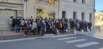 Manifestation devant Le bureau de Poste de Vic La Gardiole