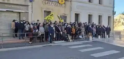 Manifestation devant Le bureau de Poste de Vic La Gardiole